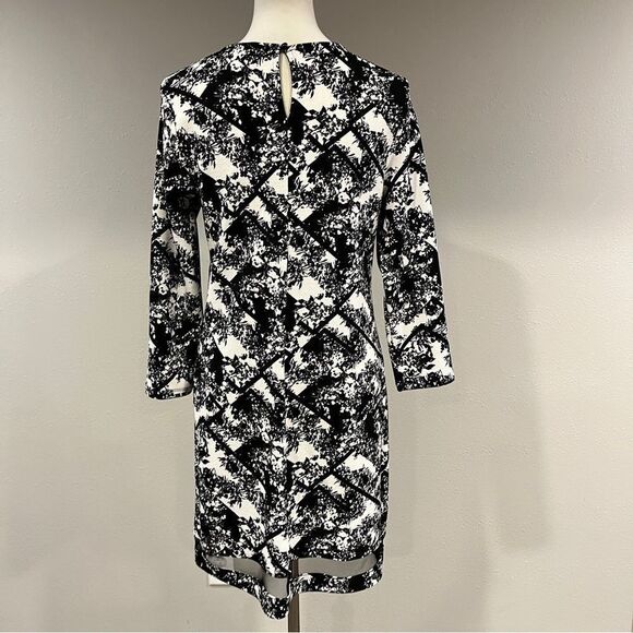 Scoop neck long sleeve floral knee length dress - Picture 7 of 13